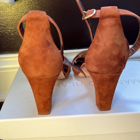 Manolo Blahnik “toast” brown suede heels - Picture 4 of 7